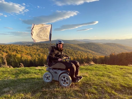 Історія Івана Космини: на 85% паралізоване тіло, три написані книги та інклюзивна революція в Чорткові