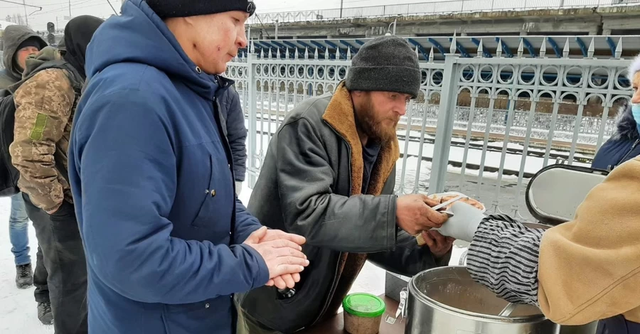 Допомога поруч: хто і як допомагає в морози самотнім літнім людям