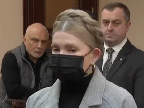 Тимошенко пришла в суд в маске и пожаловалась на 40-градусную температуру