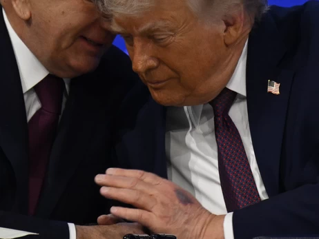 Трамп в Давосе объяснил происхождение синяка на руке