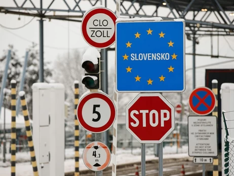 На Закарпатті водій-ухилянт покинув автобус з пасажирами та втік до Словаччини