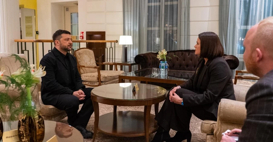 Зеленский впервые провел двустороннюю встречу с Тихановской: пригласил ее в Киев 
