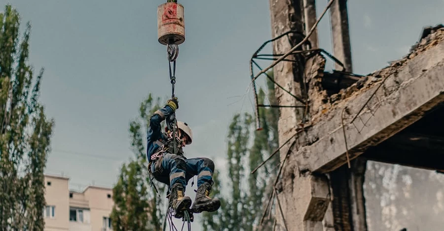 На енергообʼєкті Києва з 20-метрової висоти на смерть зірвався рятувальник-верхолаз