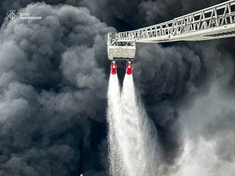 Росіяни вдарили по енергооб’єкту в Бродах - місто у диму