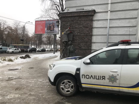 В Киеве починили памятник Анатолию Кузнецову, поврежденный накануне годовщины Холокоста