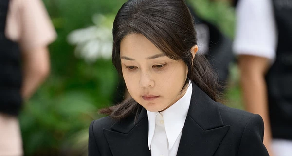 У Південній Кореї вперше засудили колишню першу леді - за хабар у вигляді сумок Chanel