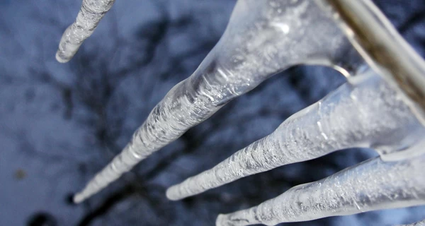 В Днепре огромная сосулька чуть не упала на голову девушке