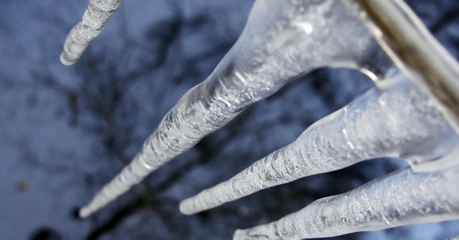 В Днепре огромная сосулька чуть не упала на голову девушке