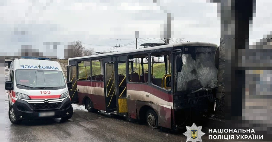 Россияне обстреляли автобус в Херсоне, один человек погиб, есть раненые