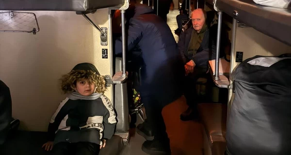 УЗ меняет маршруты поездов и пересаживает людей на автобусы