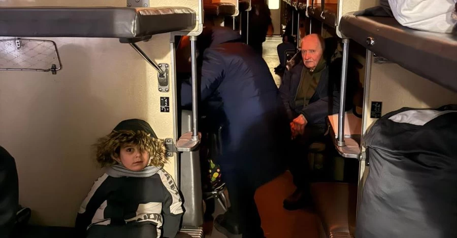 УЗ меняет маршруты поездов и пересаживает людей на автобусы