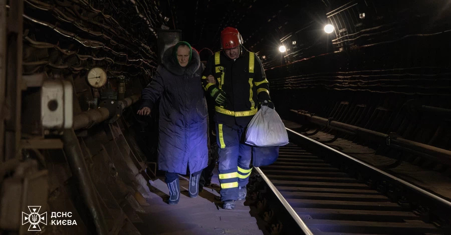 В Киеве спасатели вывели из метро около 500 человек  