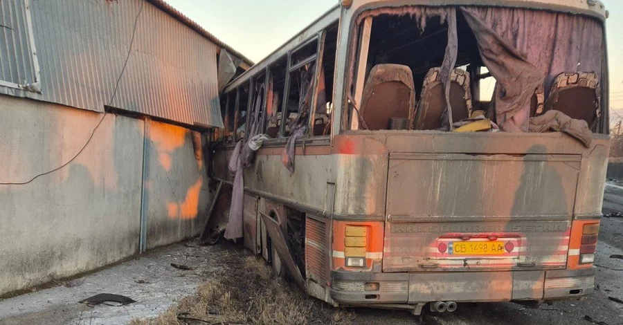 На Дніпровщині 15 людей загинули внаслідок влучання дрона у службовий автобус