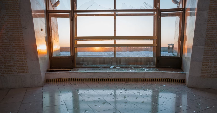 Во время ночного обстрела в Киеве поврежден Зал славы у подножия 