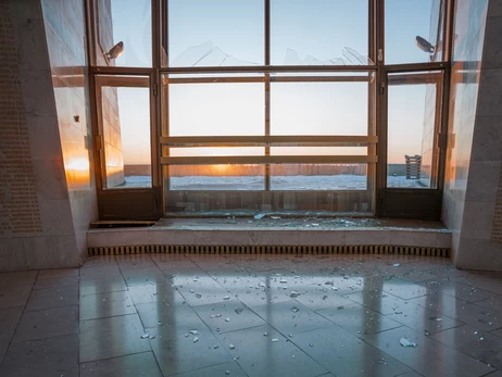 Во время ночного обстрела в Киеве поврежден Зал славы у подножия 