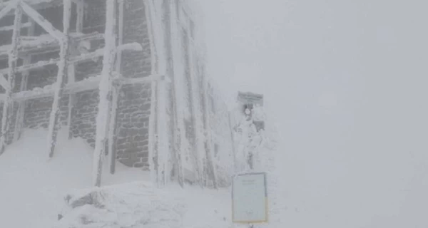 Ориентиры могут исчезнуть в считанные минуты - спасатели предостерегают туристов от походов в горы