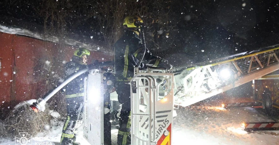 У Києві росіяни вдарили по трьох районах, є постраждала 