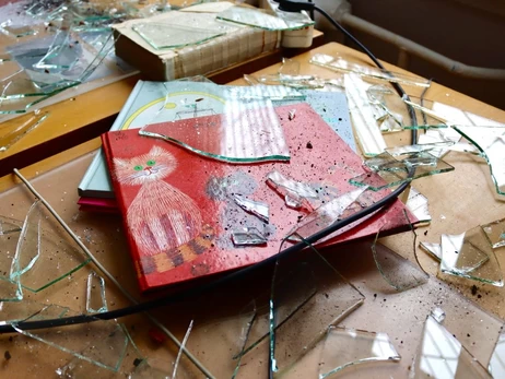 Російський дрон пошкодив вікна, двері та укриття Нацбібліотеки для дітей