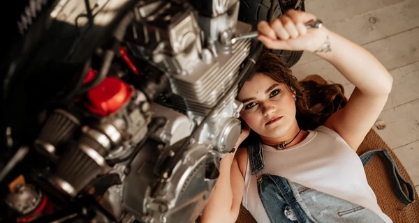 Девушка-автомеханик с Черткова: Мужчины сначала удивляются, а позже записываются «к Илоне»