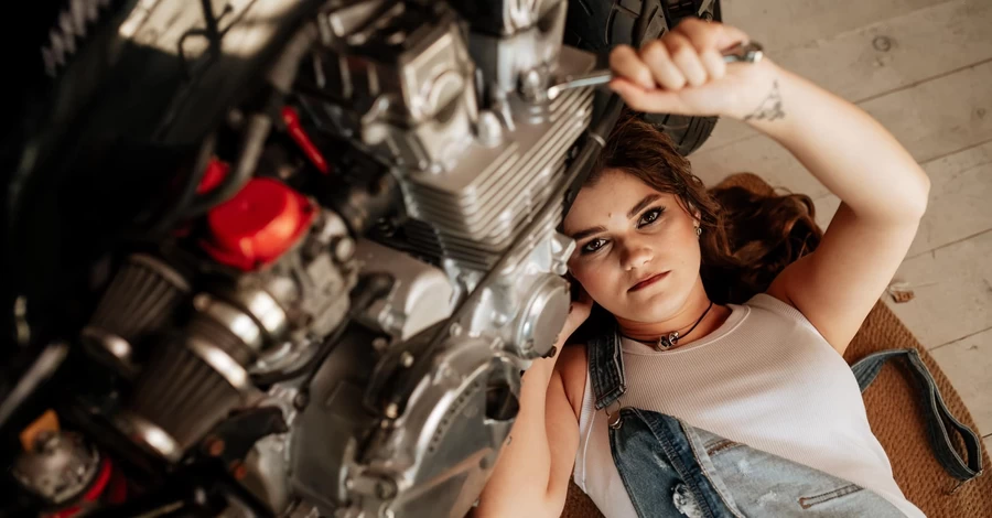 Девушка-автомеханик с Черткова: Мужчины сначала удивляются, а позже записываются «к Илоне»