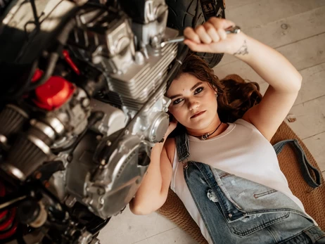 Автомеханікиня із Чорткова: Чоловіки спочатку дивуються, а потім записуються «до Ілони»