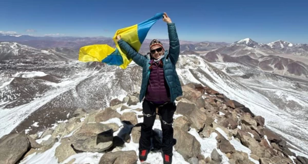 Украинка покорила самый высокий вулкан планеты и развернула желто-голубой флаг