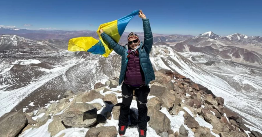 Українка підкорила найвищий вулкан планети та розгорнула жовто-блакитний прапор