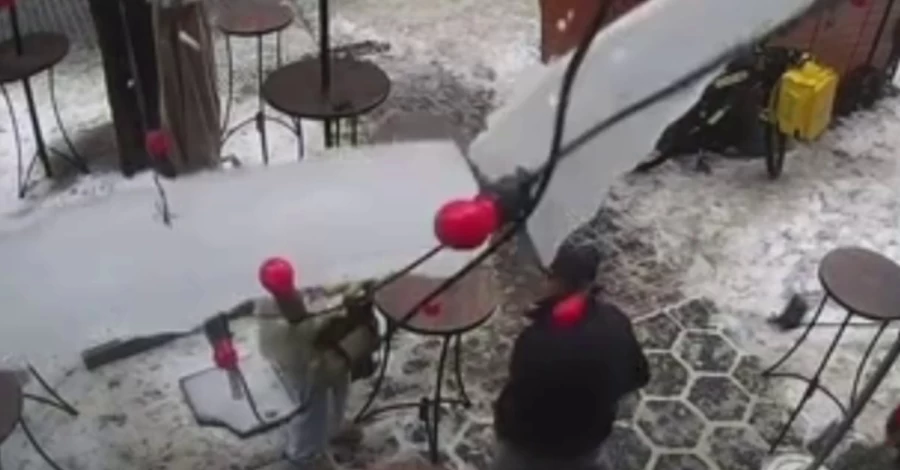 В центре Луцка глыба льда чуть не убила двух человек