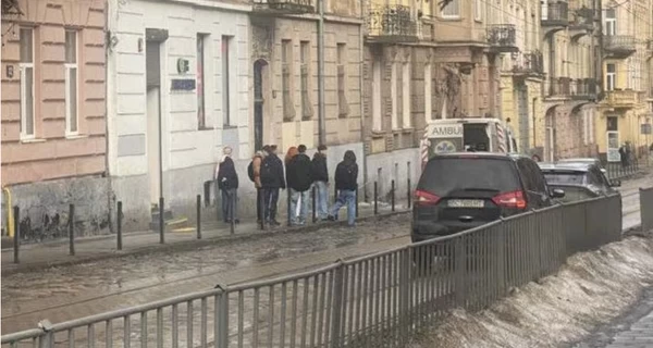 В центре Львова на голову мужчине упала глыба льда