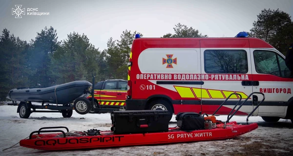 Под Киевом водолазы уже неделю ищут водителя автомобиля, провалившегося под лед