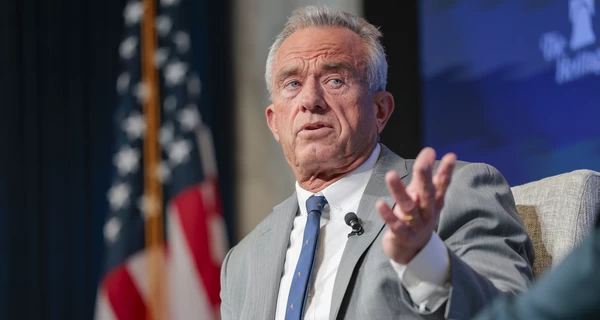 Глава Минздрава США заявил, что не боится микробов, ведь он «нюхал кокаин с сидений унитазов»