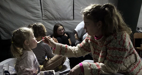 Мама может выдержать все: истории женщин с маленькими детьми о жизни без света и тепла