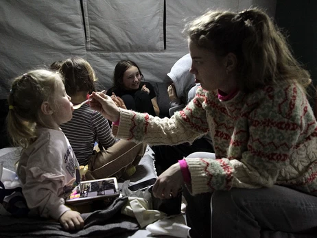 Мама может выдержать все: истории женщин с маленькими детьми о жизни без света и тепла