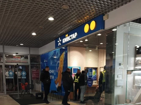 В ТЦ Хмельницкого мужчина напал на охранника, стрельба не подтвердилась