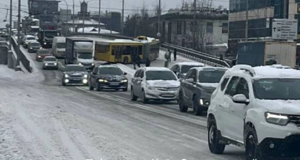 Каток на дорогах: В Киеве и на трассах области - сплошной лед и сугробы 