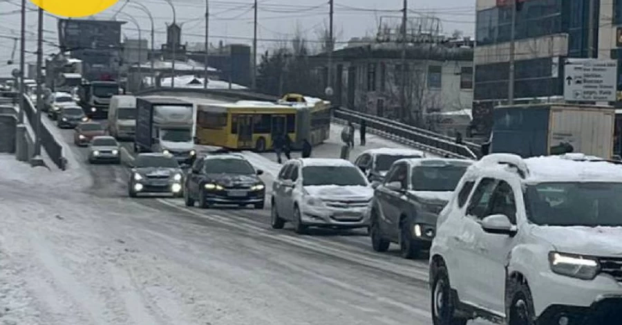 Ковзанка на дорогах: У Києві та трасах від столиці - суцільний лід та замети 