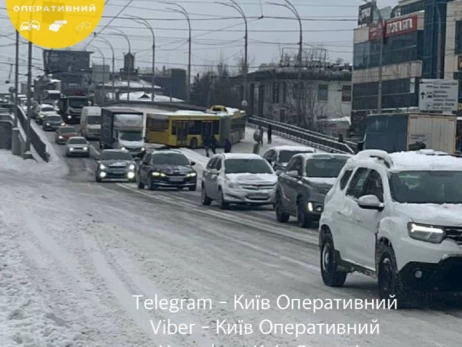 Каток на дорогах: В Киеве и на трассах области - сплошной лед и сугробы 