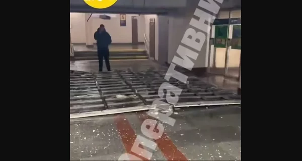 В Киеве на выходе из станции метро «Теремки» обрушился подвесной потолок