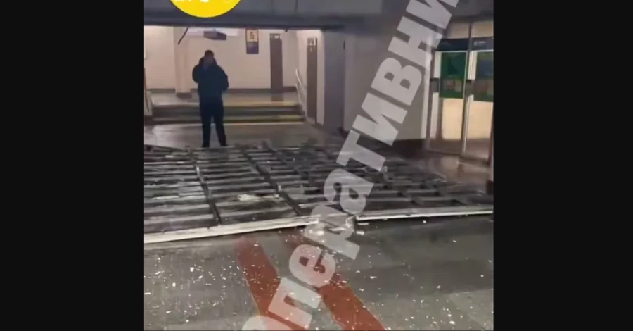 У Києві на виході зі станції метро «Теремки» обвалилася підвісна стеля