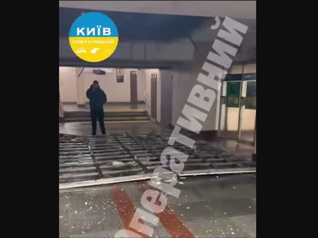 В Киеве на выходе из станции метро «Теремки» обрушился подвесной потолок