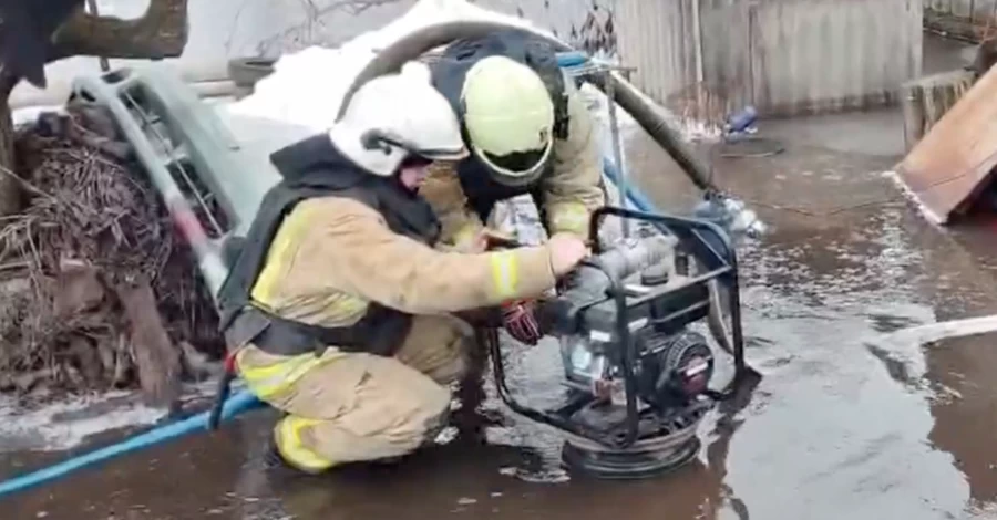 В Сумской области из-за непогоды затоплены дома, дороги и школы