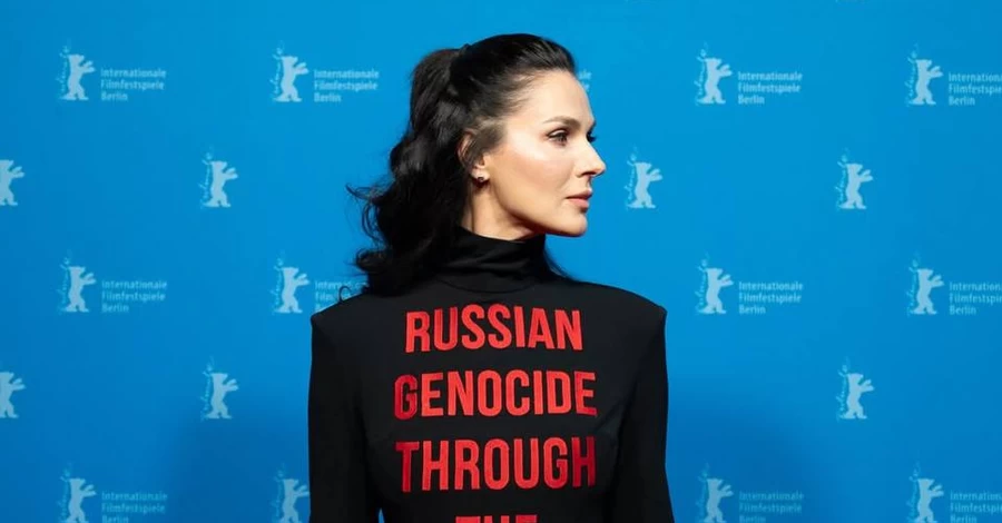 Маша Ефросинина появилась на Берлинале в платье с надписью 