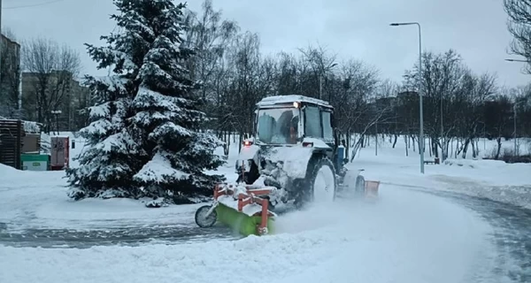 Киевлян рассмешили советы КГГА как пережить гололед - махать руками в такт ходьбе, а при падении присесть