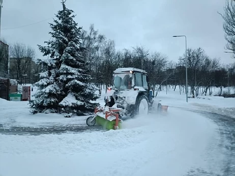 Киян розсмішили поради КМДА, як пережити ожеледицю - махати руками в такт ходьби, а при падінні присісти