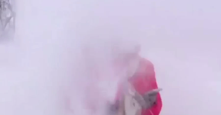 Тракторист випадково засипав медійницю снігом під час зйомок сюжету про негоду в Києві