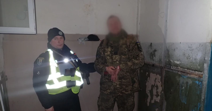 В Киеве военный в СЗЧ напал на двух прохожих 