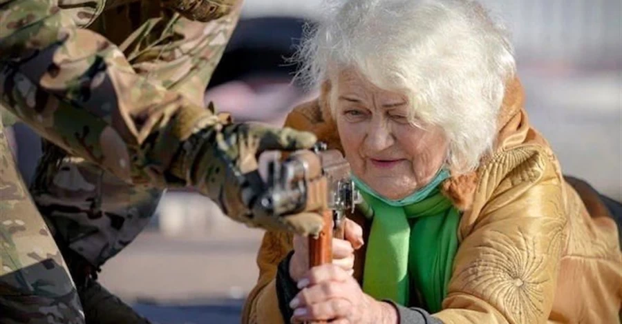 Пенсионерка с автоматом: как сегодня живет 82-летняя Валентина Константиновская после спасения из Мариуполя