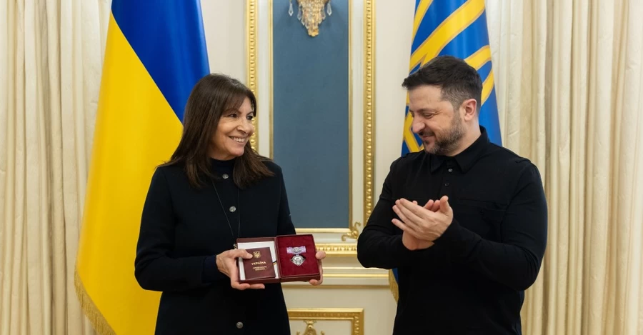 Зеленский наградил мэра Парижа орденом княгини Ольги