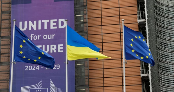 В Брюсселе у здания Европейской комиссии подняли флаг Украины