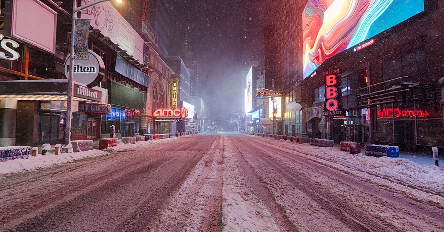 У Нью-Йорку випало пів метра снігу, місто паралізоване